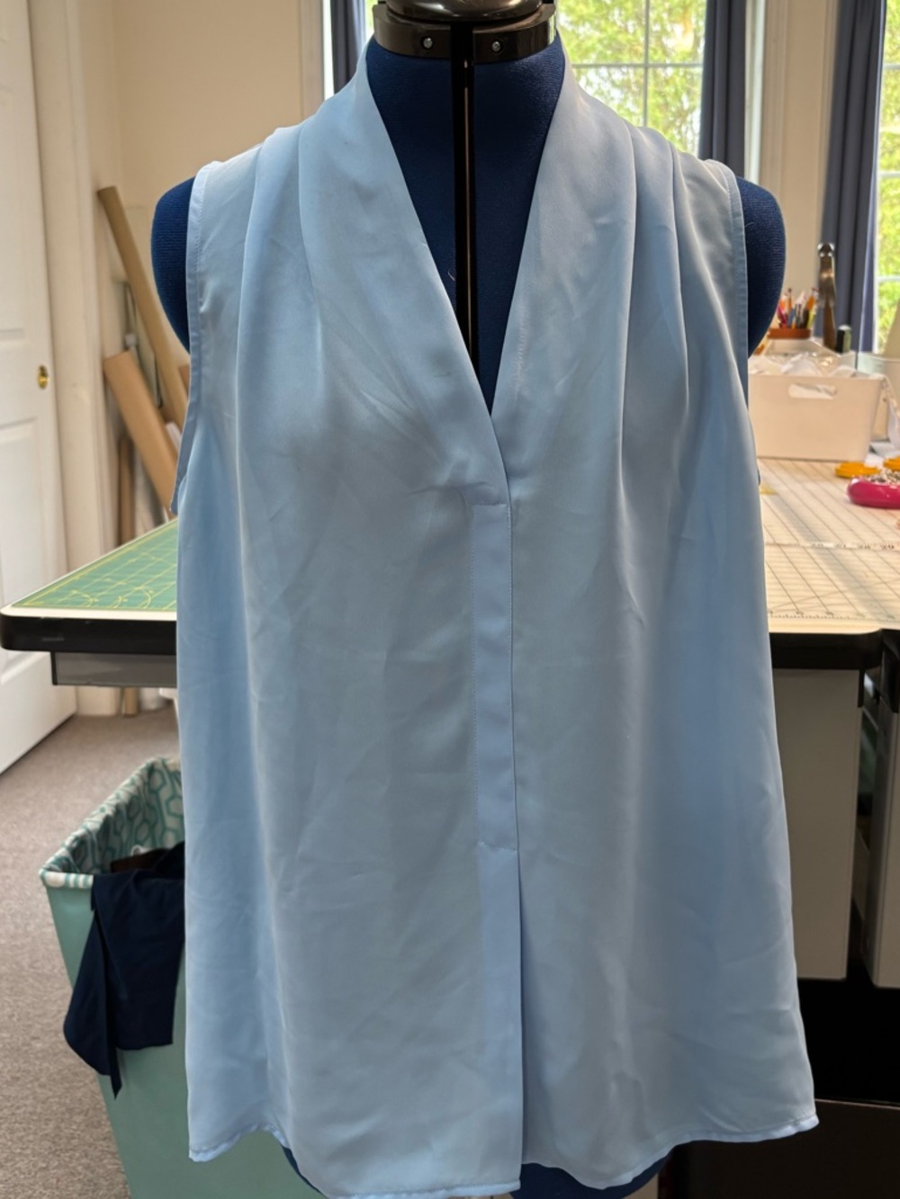 Silky light blue sleeveless shell, women’s K, Laundry brand, hi/lo hem